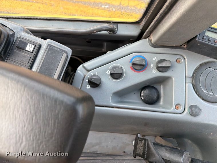 image for item DY3312 2004 Volvo L30B 