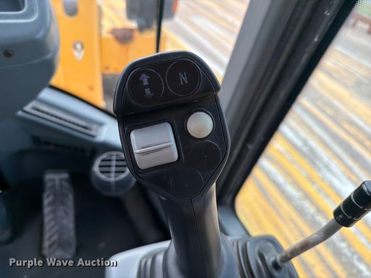 image for item DY3312 2004 Volvo L30B 