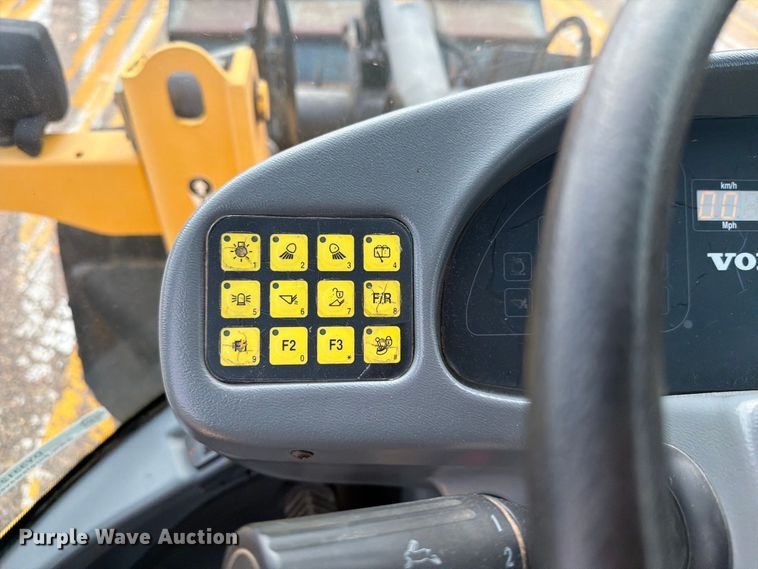 image for item DY3312 2004 Volvo L30B 