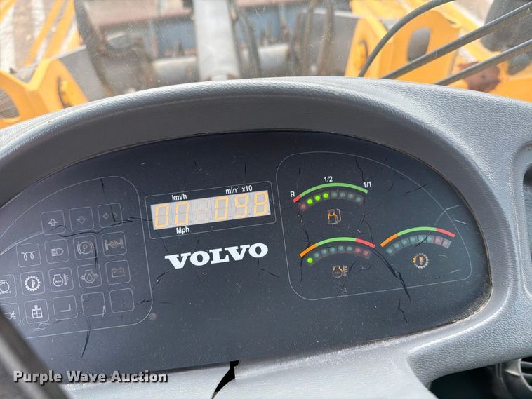 image for item DY3312 2004 Volvo L30B 