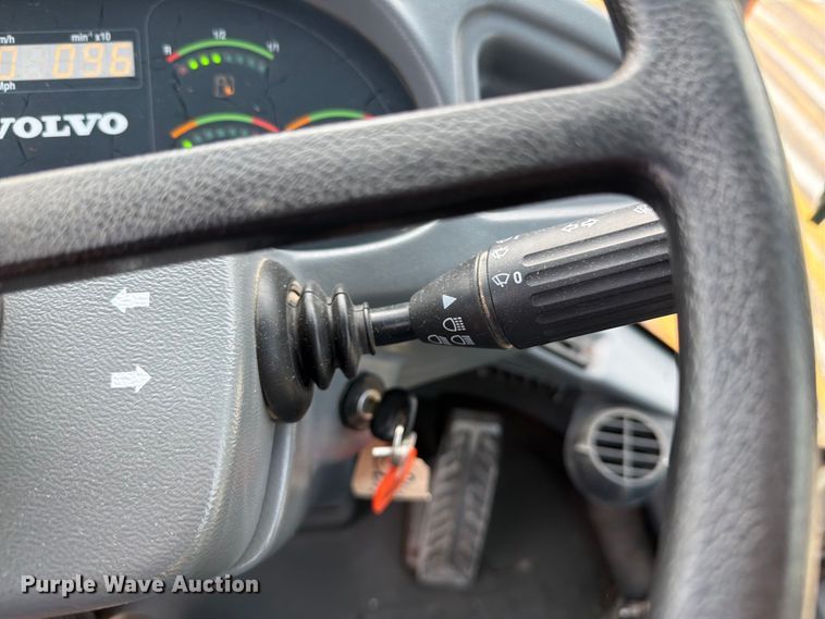 image for item DY3312 2004 Volvo L30B 