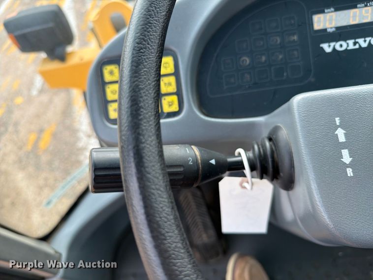 image for item DY3312 2004 Volvo L30B 