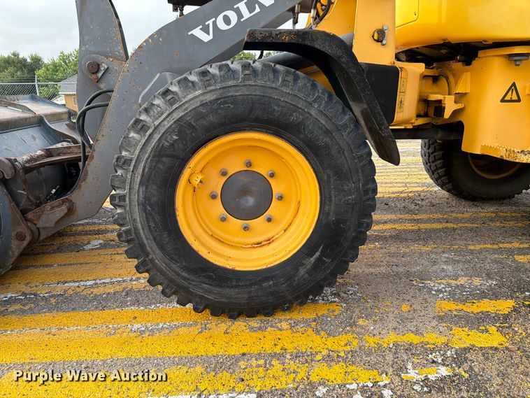 image for item DY3312 2004 Volvo L30B 