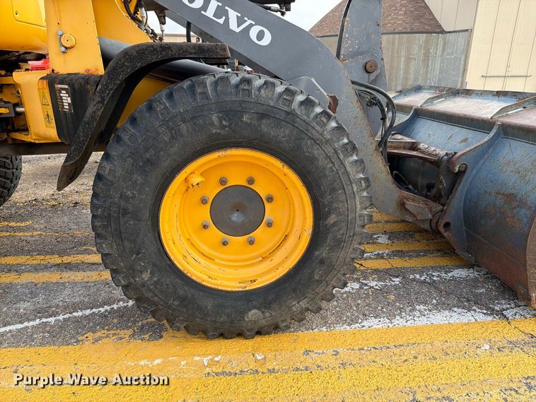 image for item DY3312 2004 Volvo L30B 