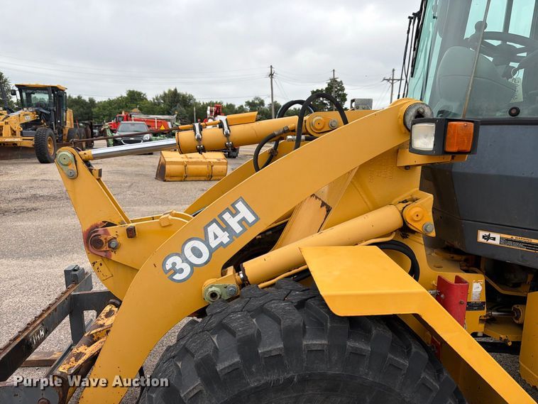 image for item DY3313 2003 John Deere 304H wheel loader