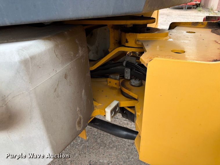image for item DY3313 2003 John Deere 304H wheel loader