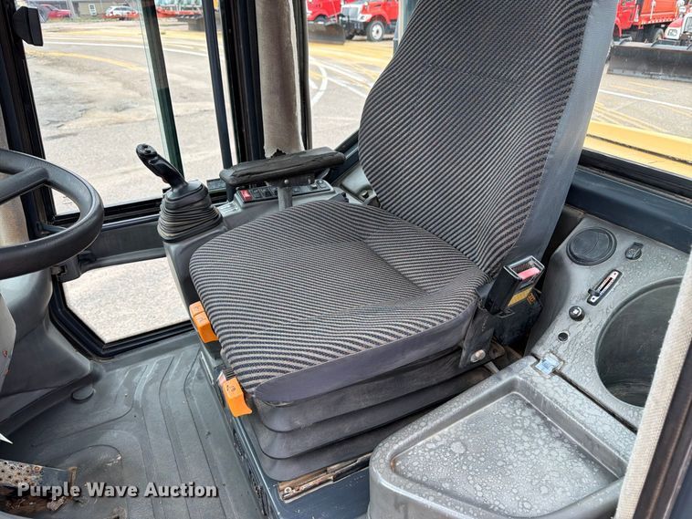 image for item DY3313 2003 John Deere 304H wheel loader