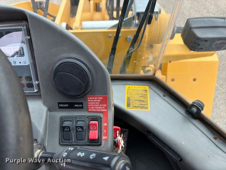 image for item DY3313 2003 John Deere 304H wheel loader