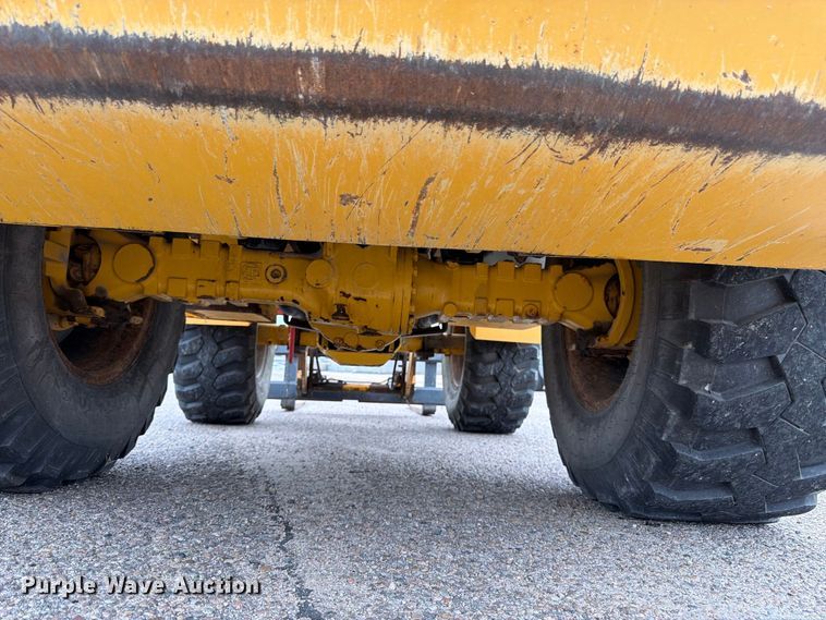 image for item DY3313 2003 John Deere 304H wheel loader