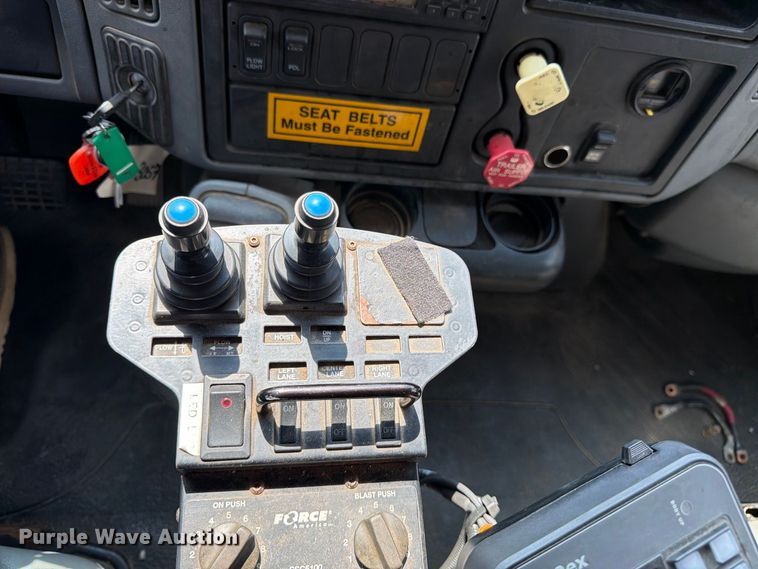 image for item DY3315 2007 International 7400 dump truck