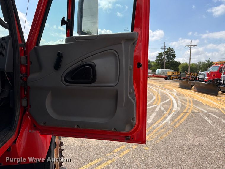 image for item DY3315 2007 International 7400 dump truck