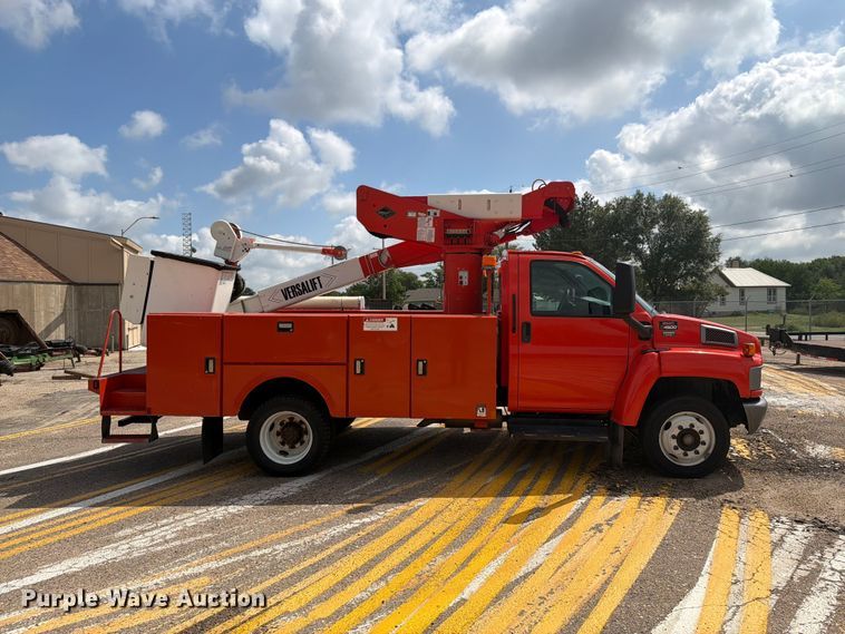 image for item DY3325 2005 GMC C4500 bucket truck