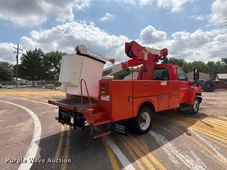 image for item DY3325 2005 GMC C4500 bucket truck