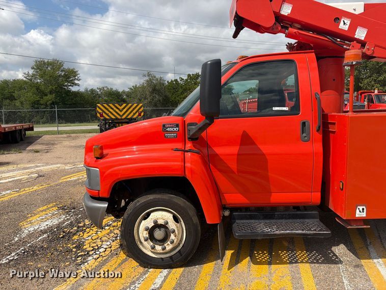 image for item DY3325 2005 GMC C4500 bucket truck