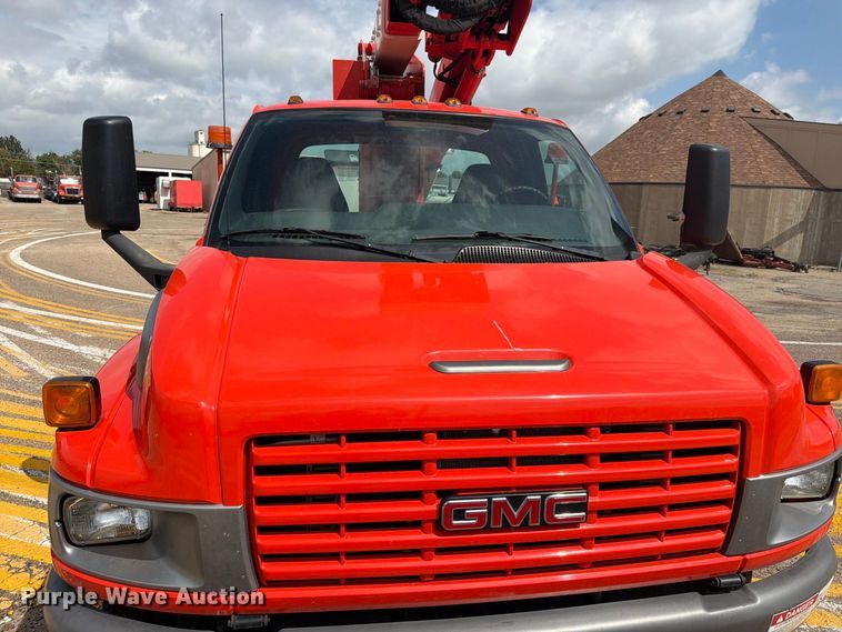 image for item DY3325 2005 GMC C4500 bucket truck