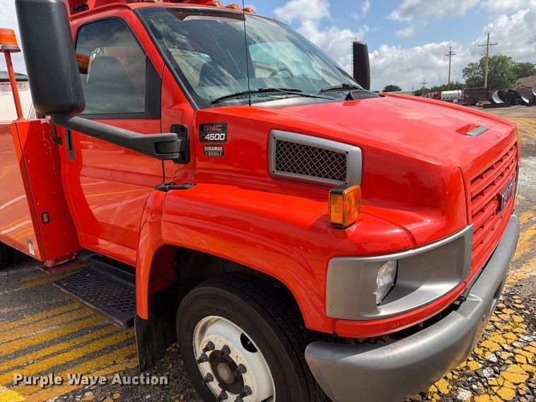 image for item DY3325 2005 GMC C4500 bucket truck