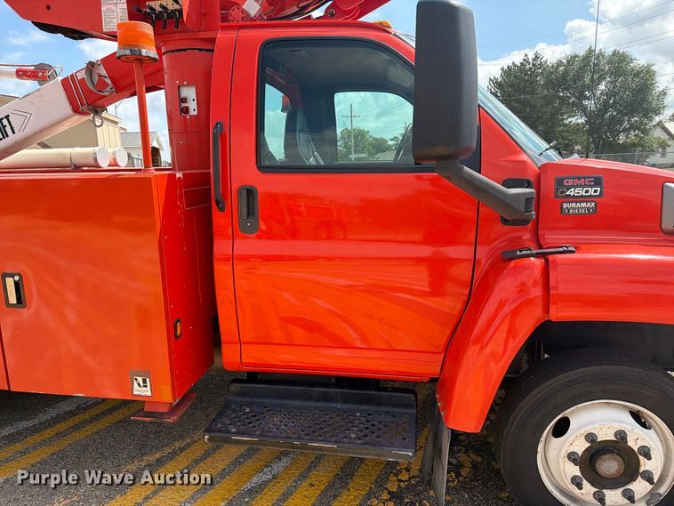 image for item DY3325 2005 GMC C4500 bucket truck
