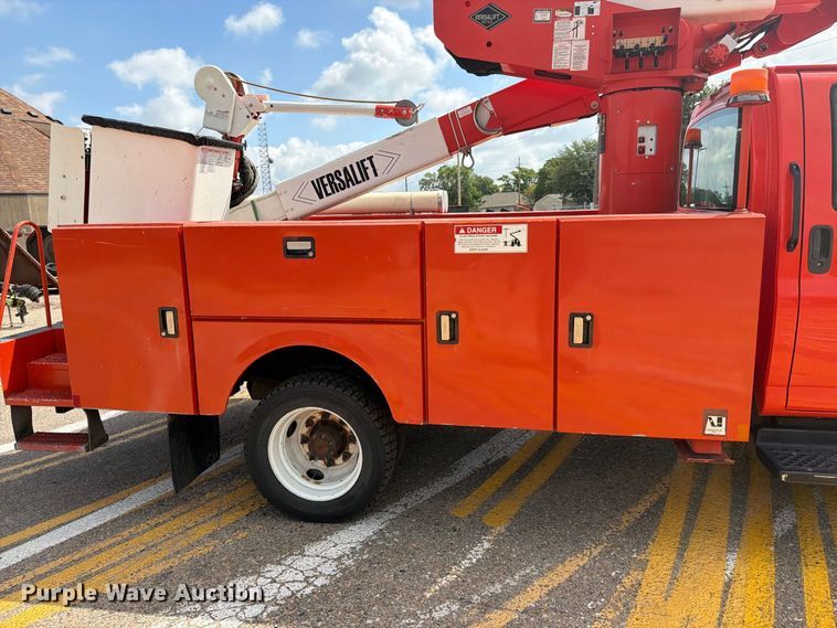 image for item DY3325 2005 GMC C4500 bucket truck