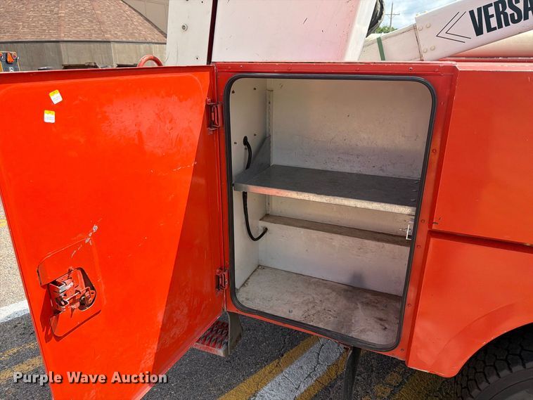 image for item DY3325 2005 GMC C4500 bucket truck