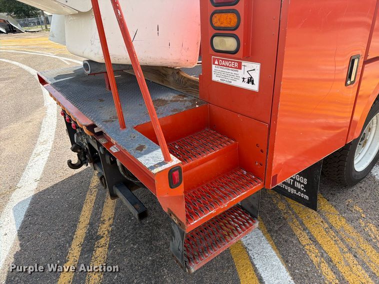 image for item DY3325 2005 GMC C4500 bucket truck