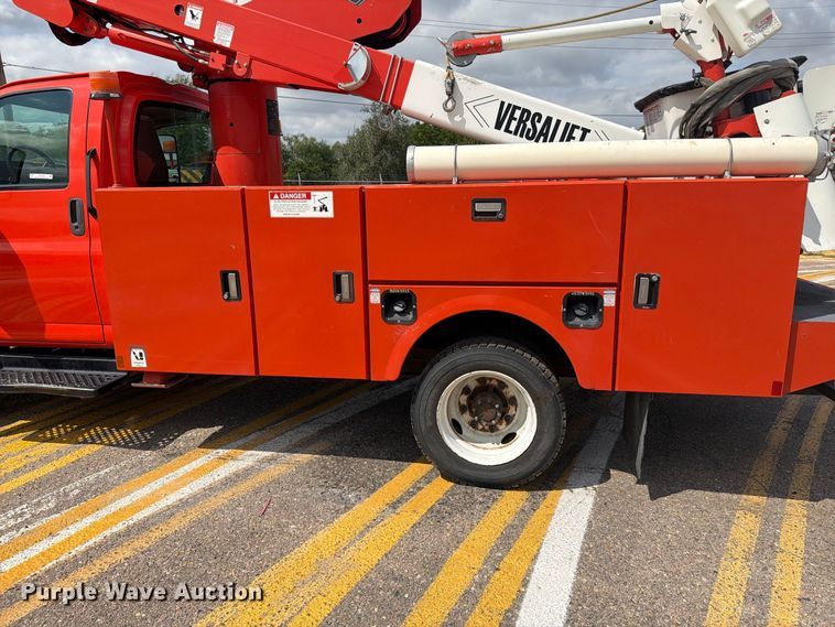 image for item DY3325 2005 GMC C4500 bucket truck