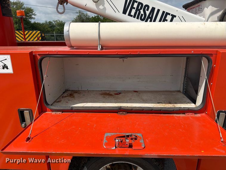 image for item DY3325 2005 GMC C4500 bucket truck