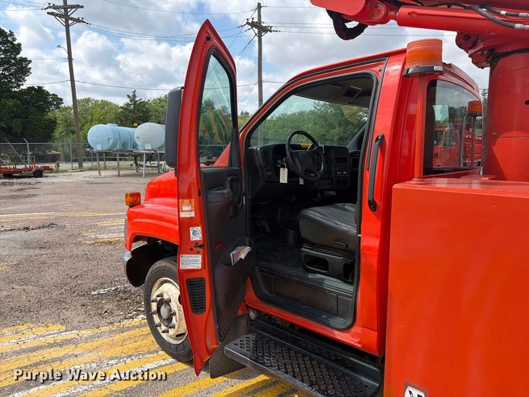 image for item DY3325 2005 GMC C4500 bucket truck