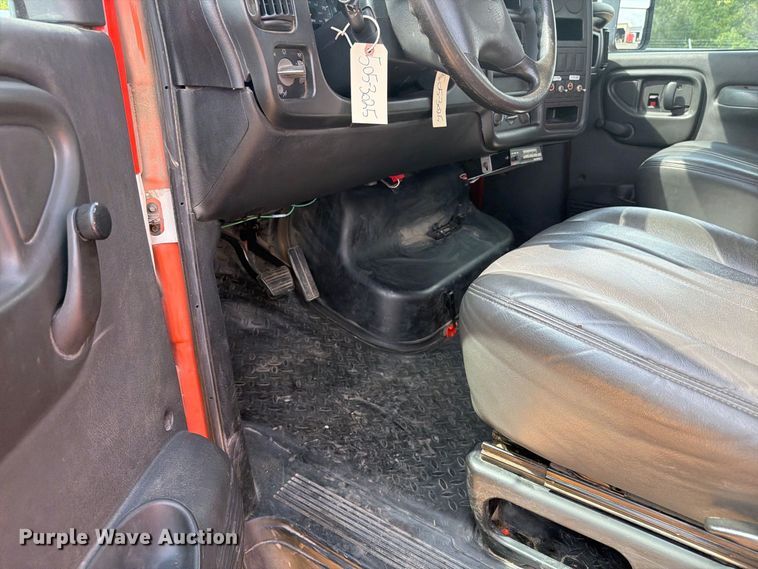 image for item DY3325 2005 GMC C4500 bucket truck