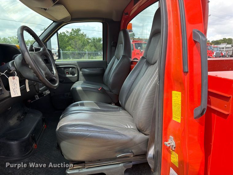 image for item DY3325 2005 GMC C4500 bucket truck