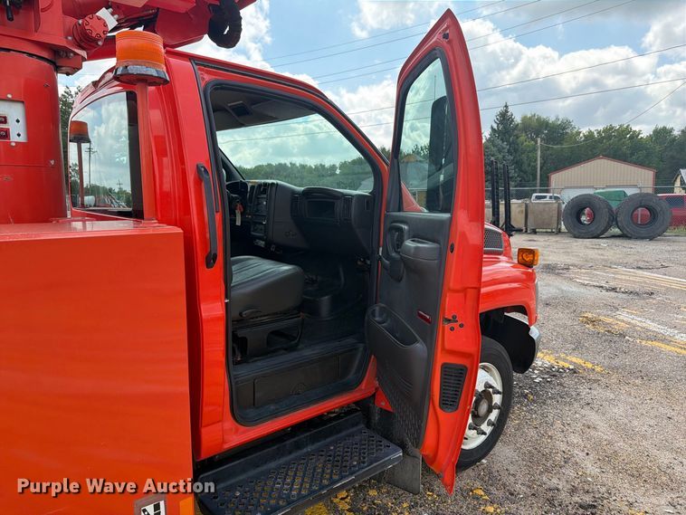 image for item DY3325 2005 GMC C4500 bucket truck