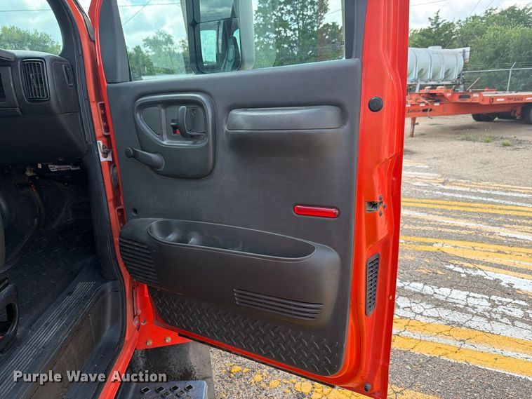 image for item DY3325 2005 GMC C4500 bucket truck