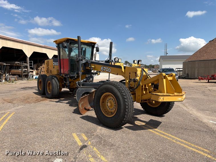 image for item DY3327 2005 John Deere 670D motor grader