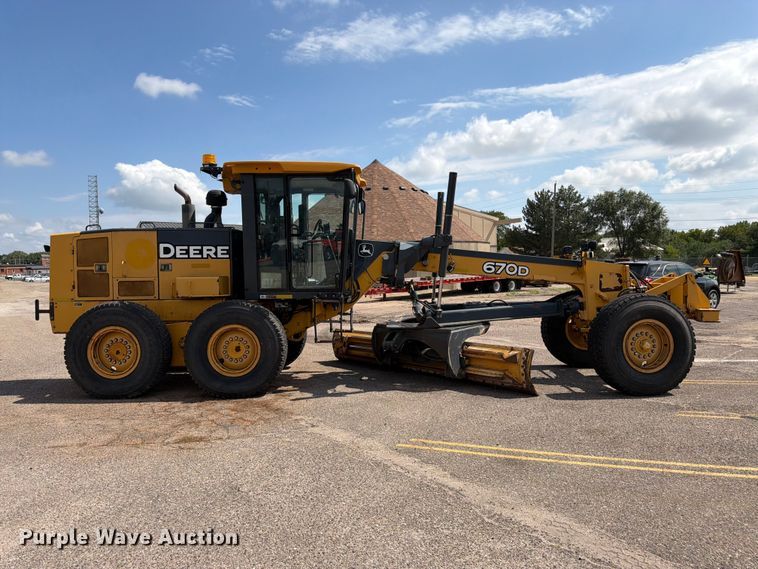 image for item DY3327 2005 John Deere 670D motor grader