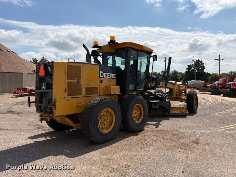 image for item DY3327 2005 John Deere 670D motor grader