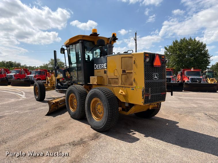 image for item DY3327 2005 John Deere 670D motor grader