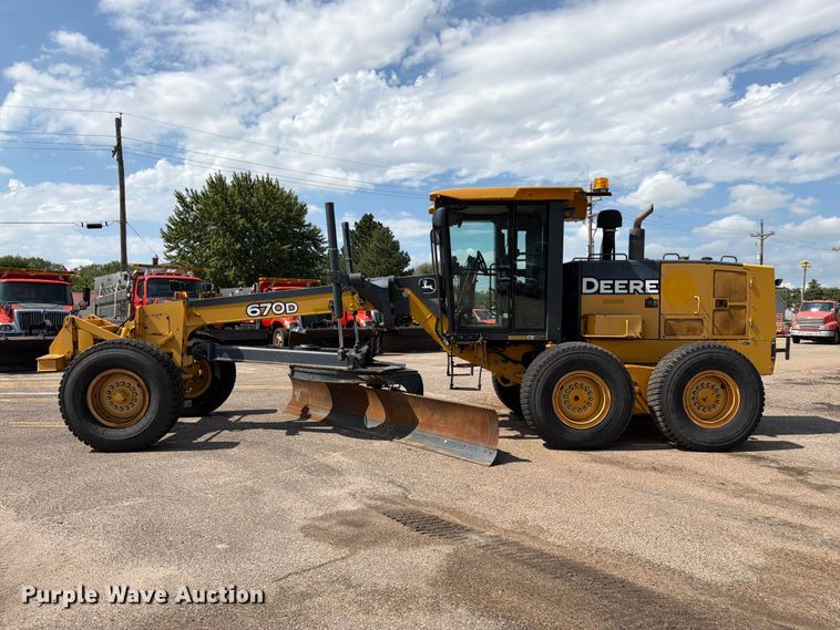 image for item DY3327 2005 John Deere 670D motor grader