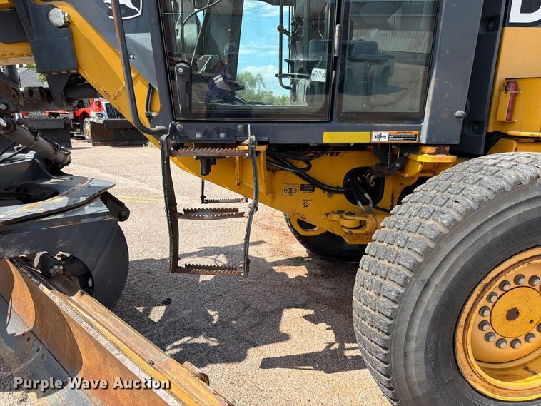 image for item DY3327 2005 John Deere 670D motor grader
