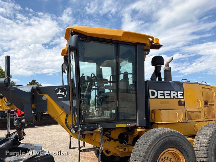 image for item DY3327 2005 John Deere 670D motor grader