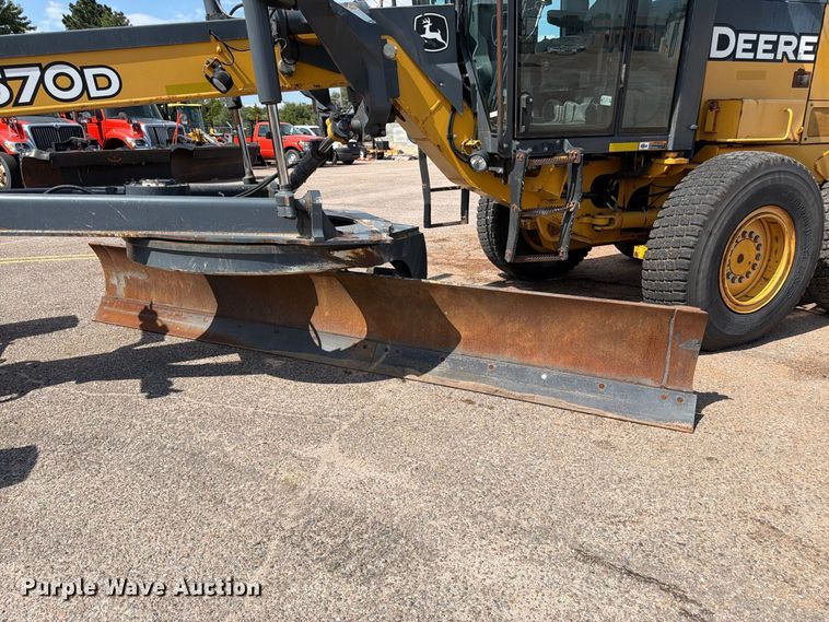image for item DY3327 2005 John Deere 670D motor grader