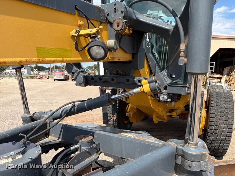 image for item DY3327 2005 John Deere 670D motor grader