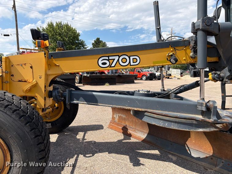 image for item DY3327 2005 John Deere 670D motor grader