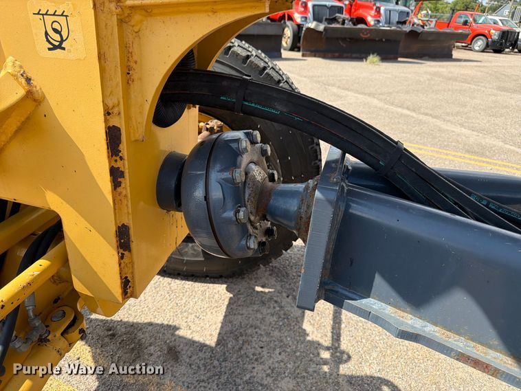 image for item DY3327 2005 John Deere 670D motor grader