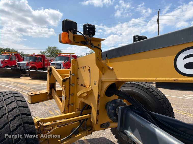 image for item DY3327 2005 John Deere 670D motor grader