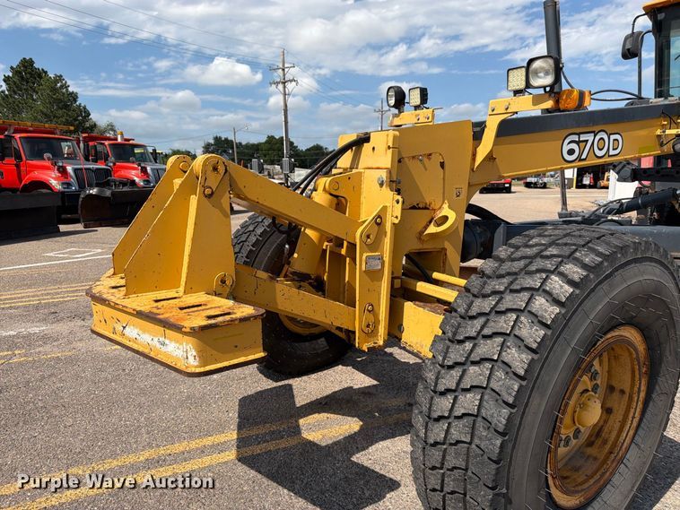 image for item DY3327 2005 John Deere 670D motor grader