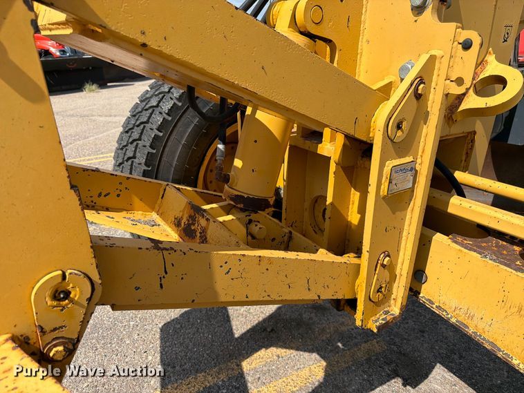 image for item DY3327 2005 John Deere 670D motor grader