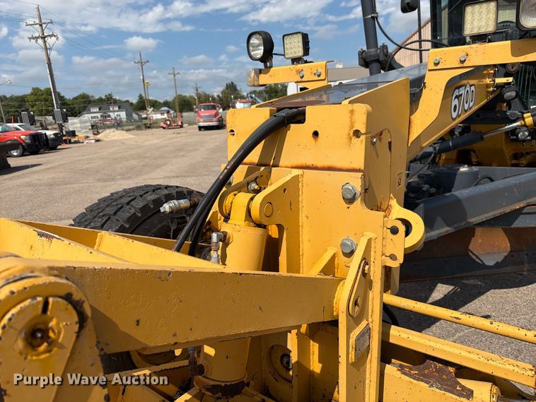 image for item DY3327 2005 John Deere 670D motor grader