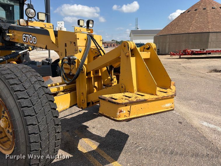image for item DY3327 2005 John Deere 670D motor grader