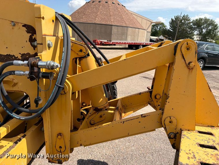 image for item DY3327 2005 John Deere 670D motor grader