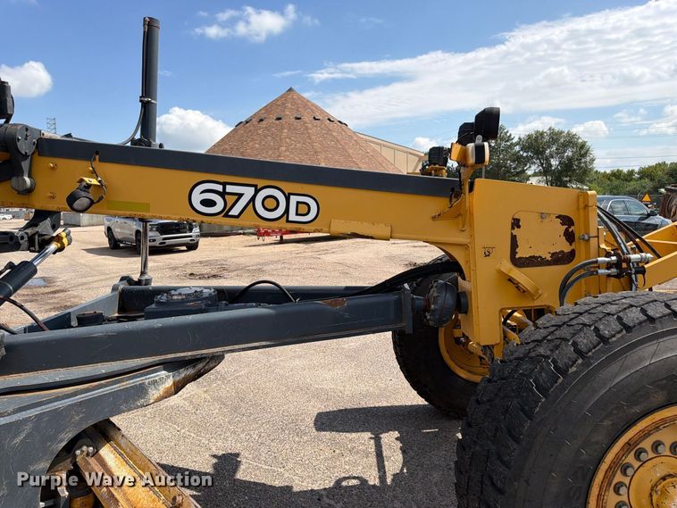 image for item DY3327 2005 John Deere 670D motor grader