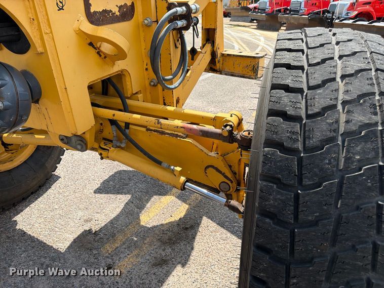 image for item DY3327 2005 John Deere 670D motor grader